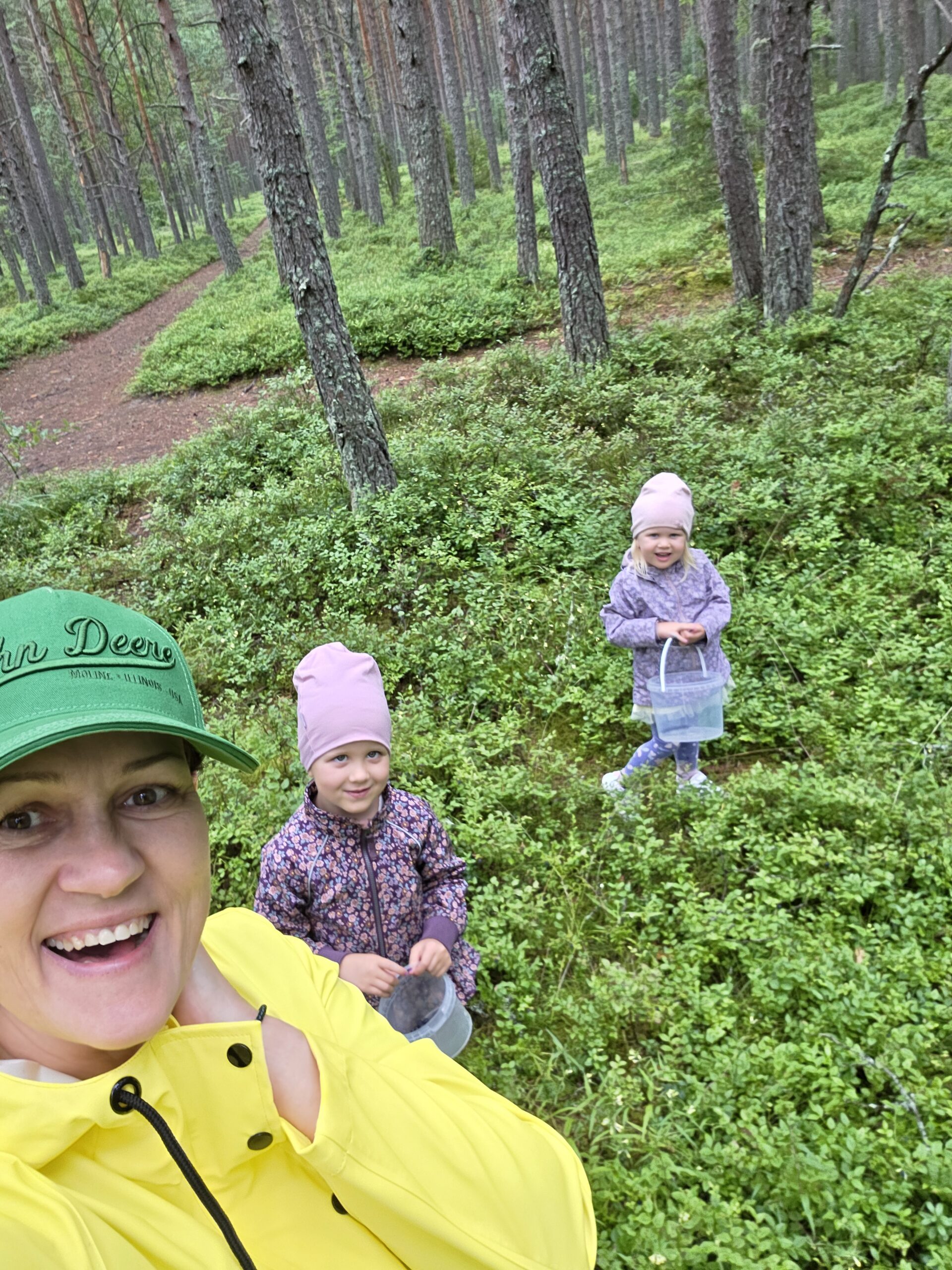 Emilia ja OLivia lood Suvi mustikalkäik